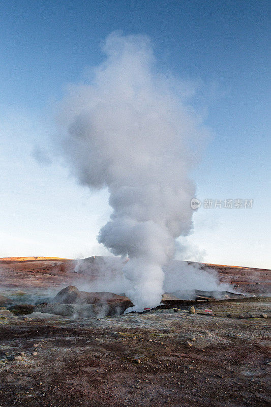 风景秀丽的日出Sol de Mañana地热地区在Altiplano，玻利维亚